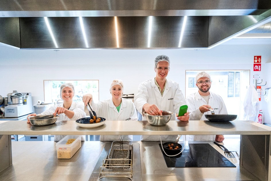 Foto: Productontwikkelaars van Schouten aan het werk in de R&D keuken