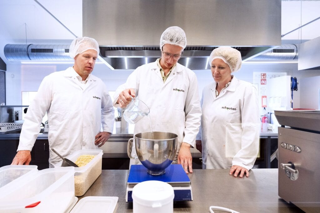 Foto: Marketing Manager Mark van Noorloos (links) met collega’s in de R&D keuken van Schouten
